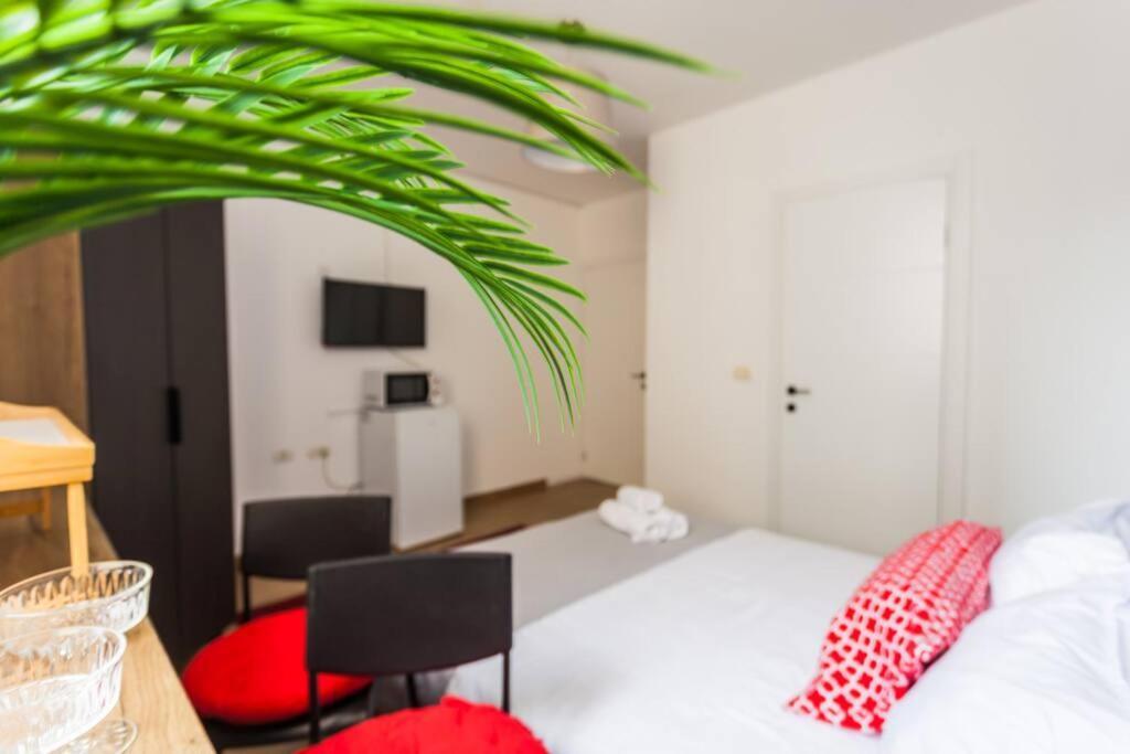 Perfectly Located Studio, Seaview, 2 Min To Sea! #6 Appartamento Tel Aviv Esterno foto