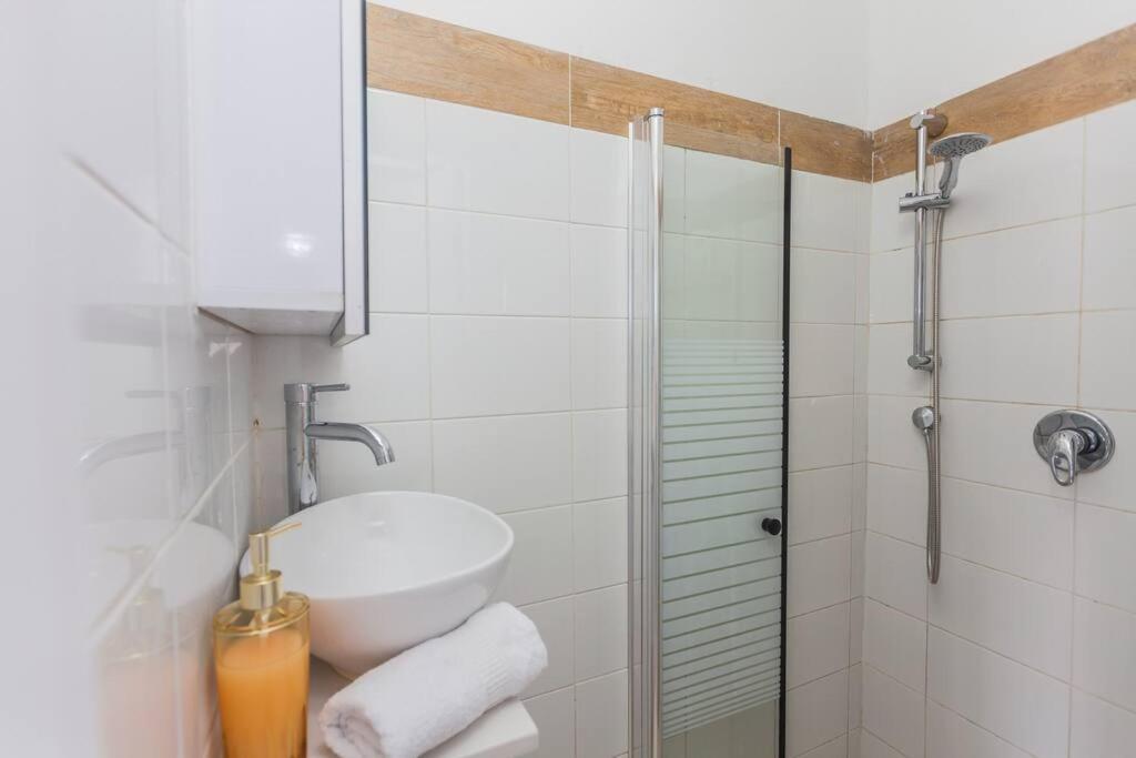 Perfectly Located Studio, Seaview, 2 Min To Sea! #6 Appartamento Tel Aviv Esterno foto